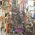 Näkymä bazaarikadulle Delhissä