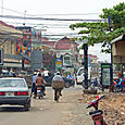 Pölyistä katunkymää Siem Reap