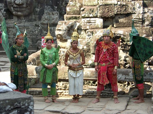 Juhla-asuisia tanssijoita Angkor Thom