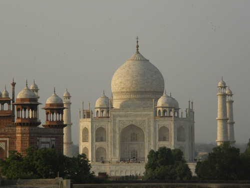 Taj Mahal auringonlaskussa