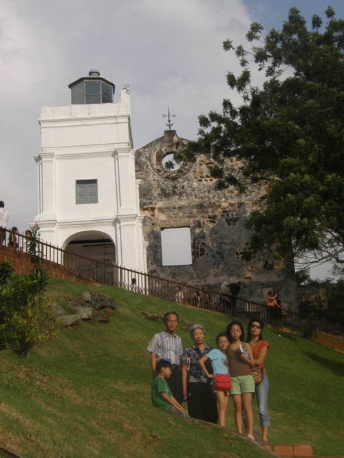 Perhe poseeraa kirkon raunioilla