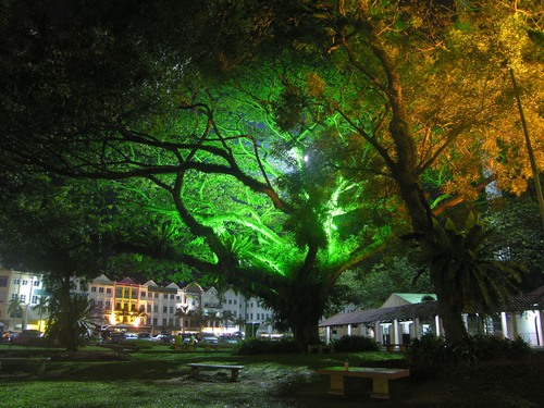 Puistoa iltavalaistuksessa Melaka