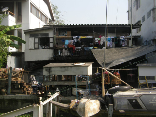 Koti joen varrella Bangkok